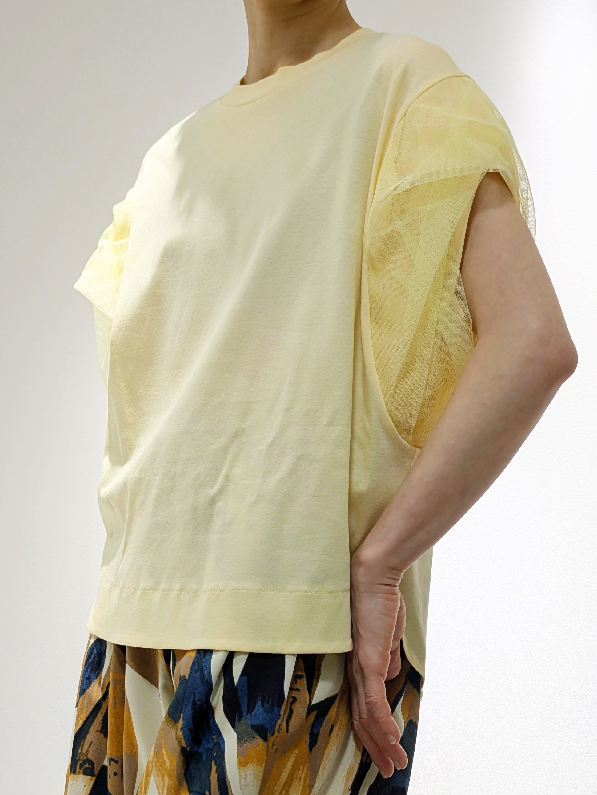 Mesh twist sleeve pullover
