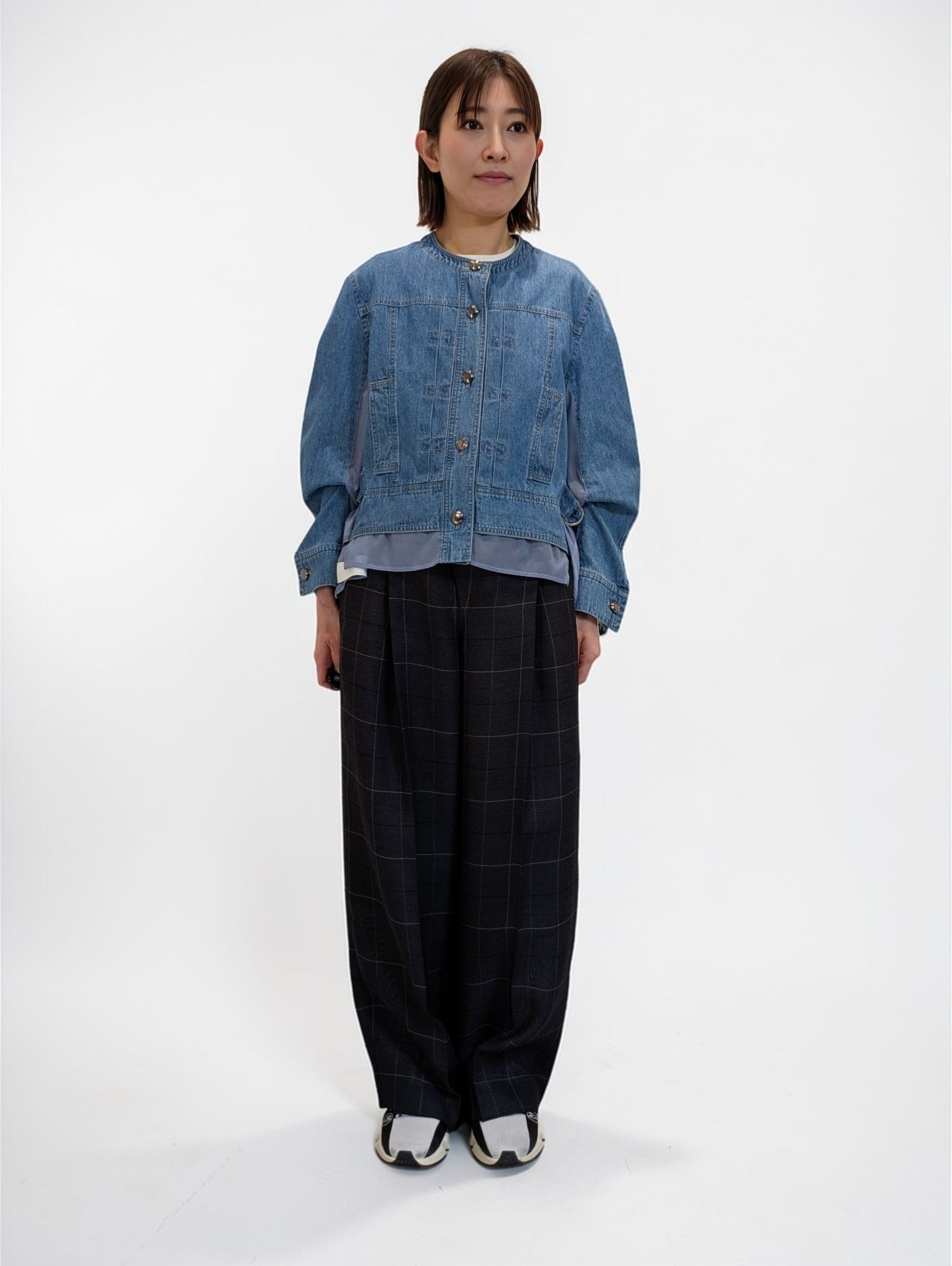 ブラウス感覚で着れるデニムジャケット