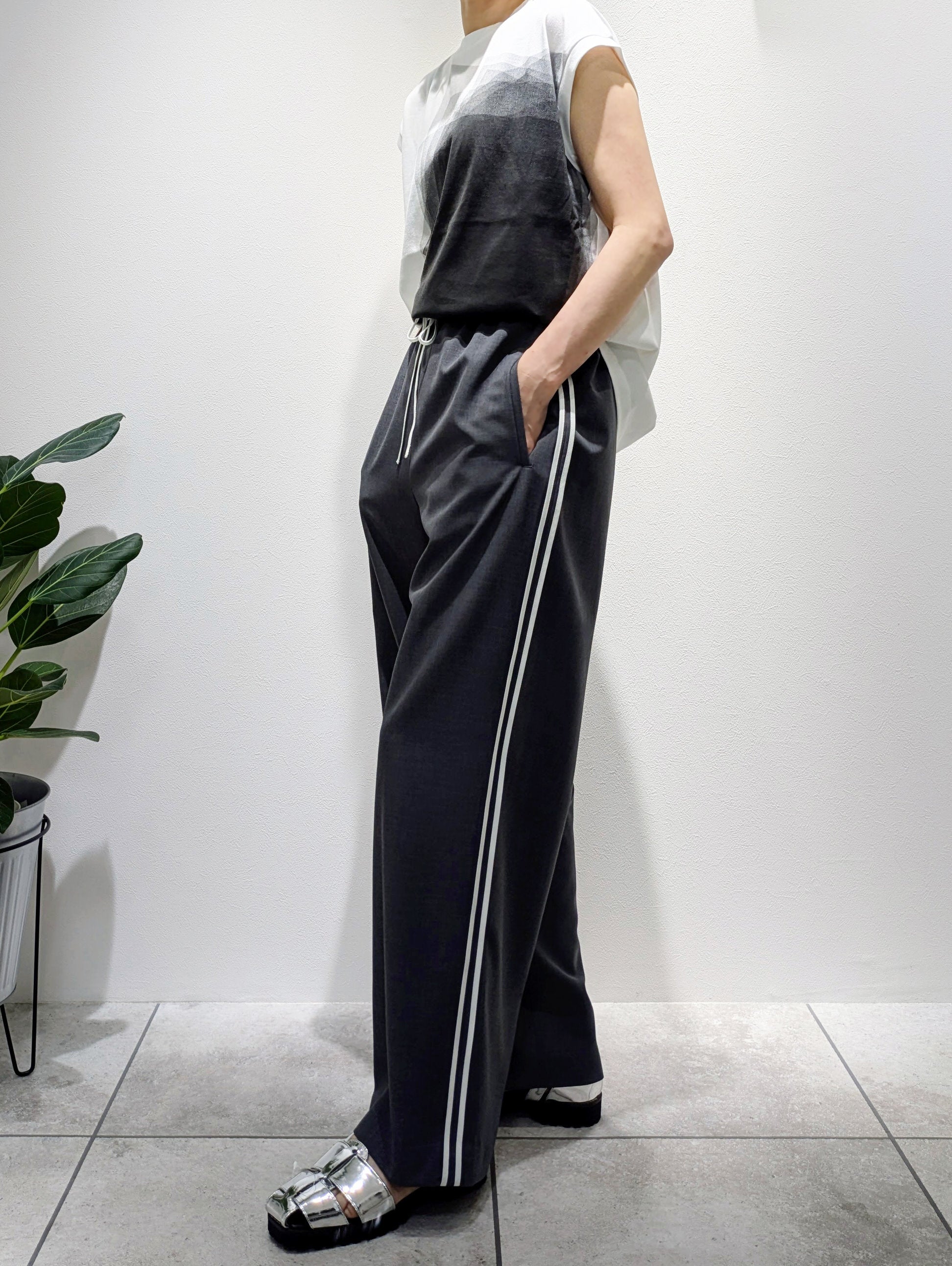 Color-blocked piping pants