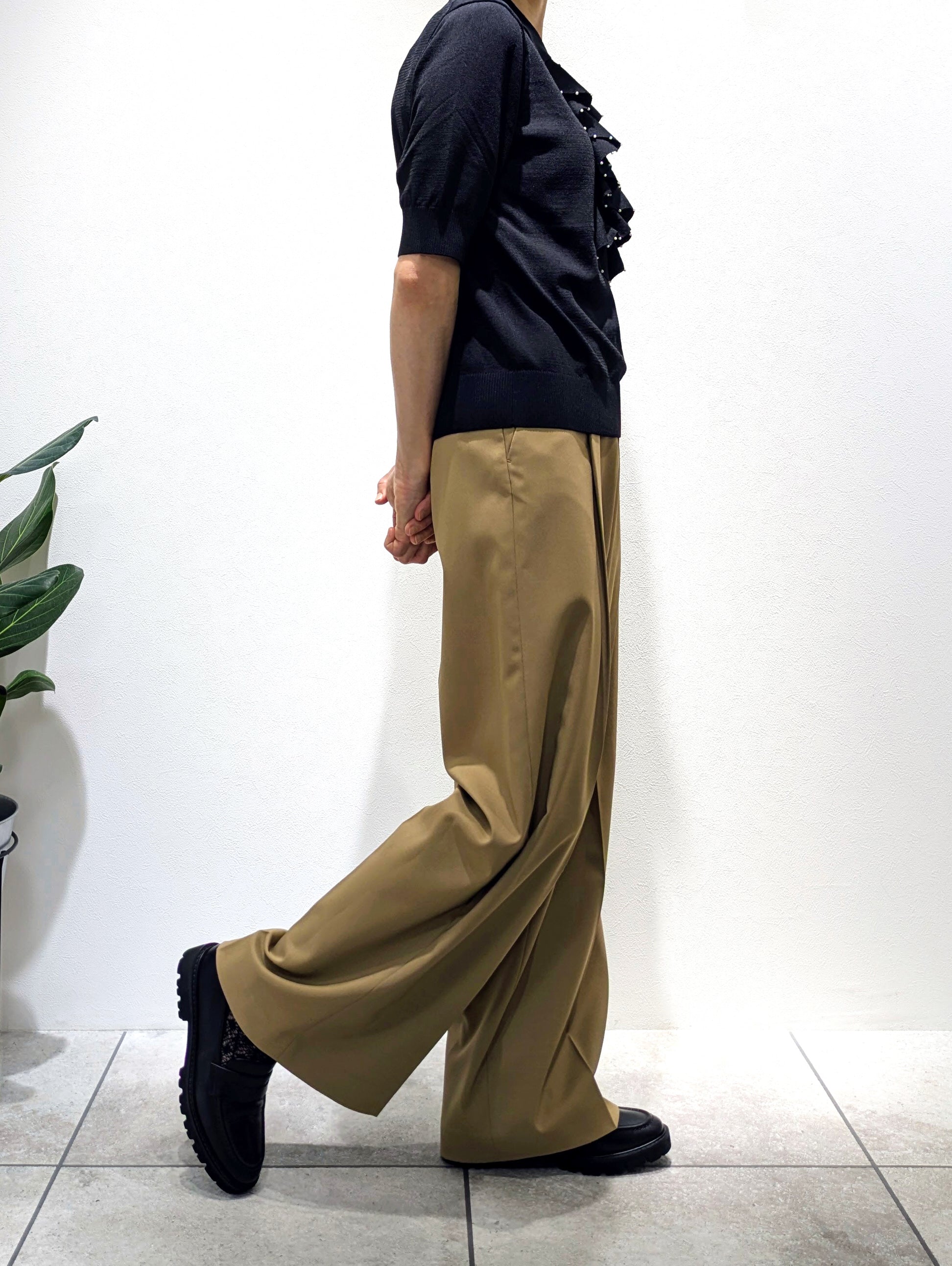 Magical pants giving beautiful legs