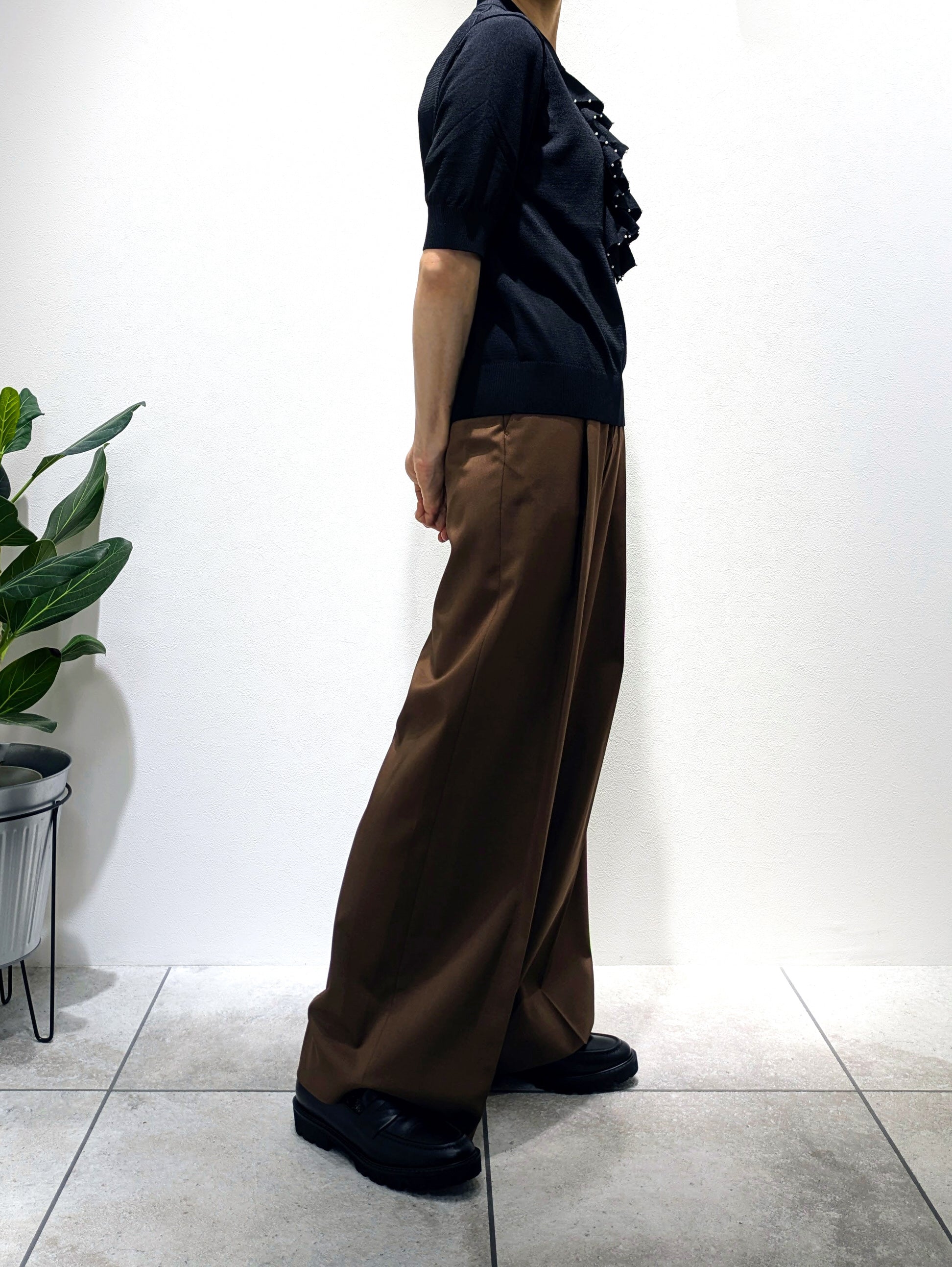 Magical pants giving beautiful legs