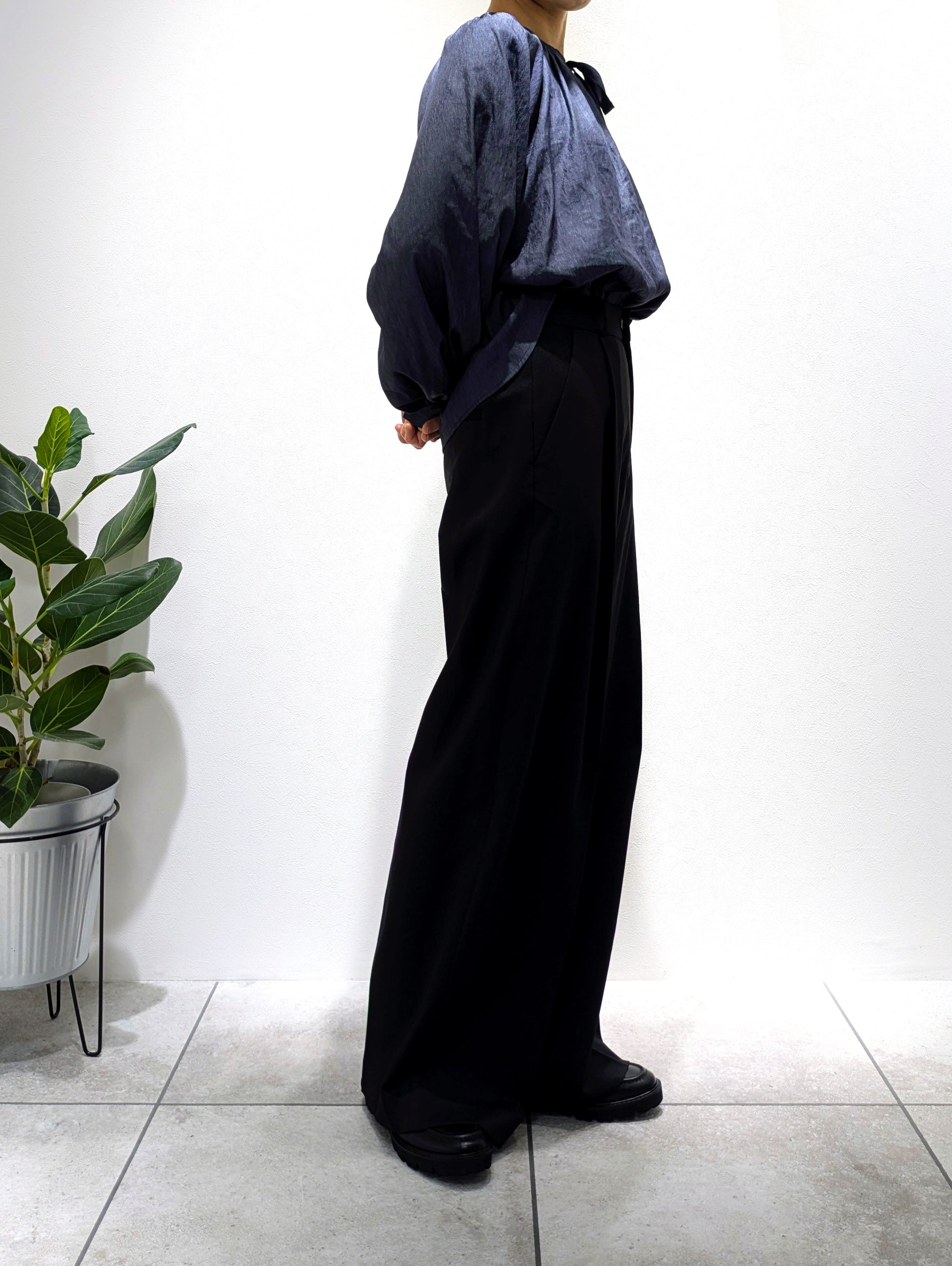 きれいめblackのボトムとあわせて