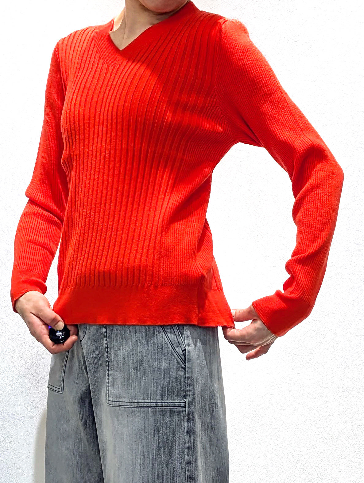Non-tingling V neck rib knit
