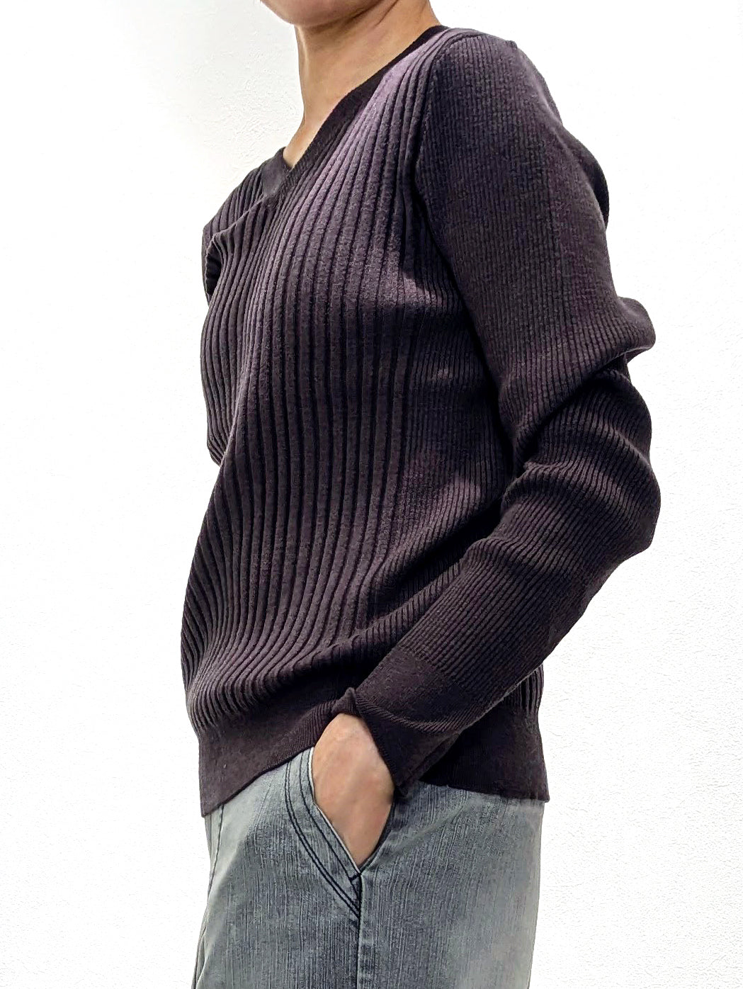 Non-tingling V neck rib knit
