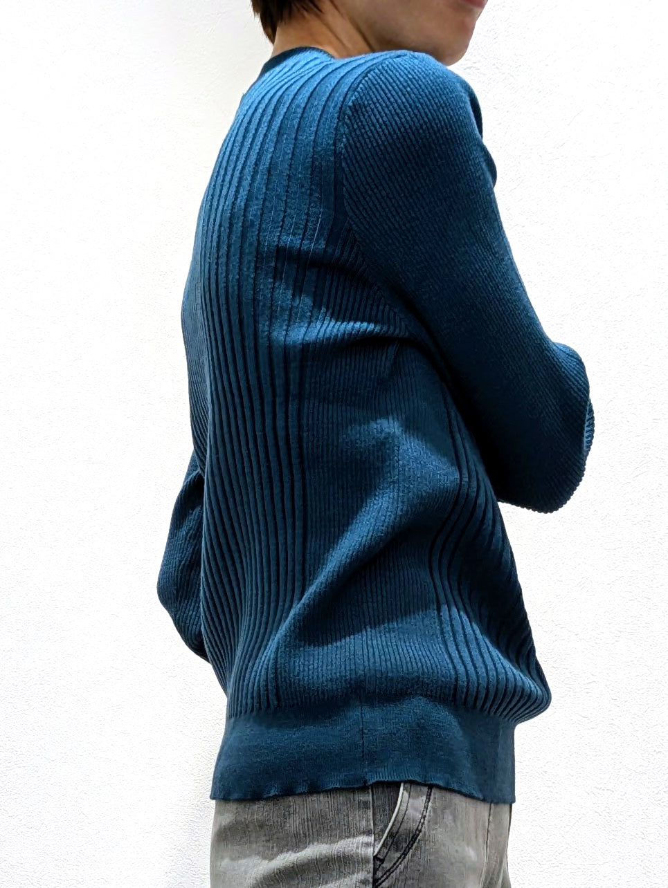 Non-tingling V neck rib knit