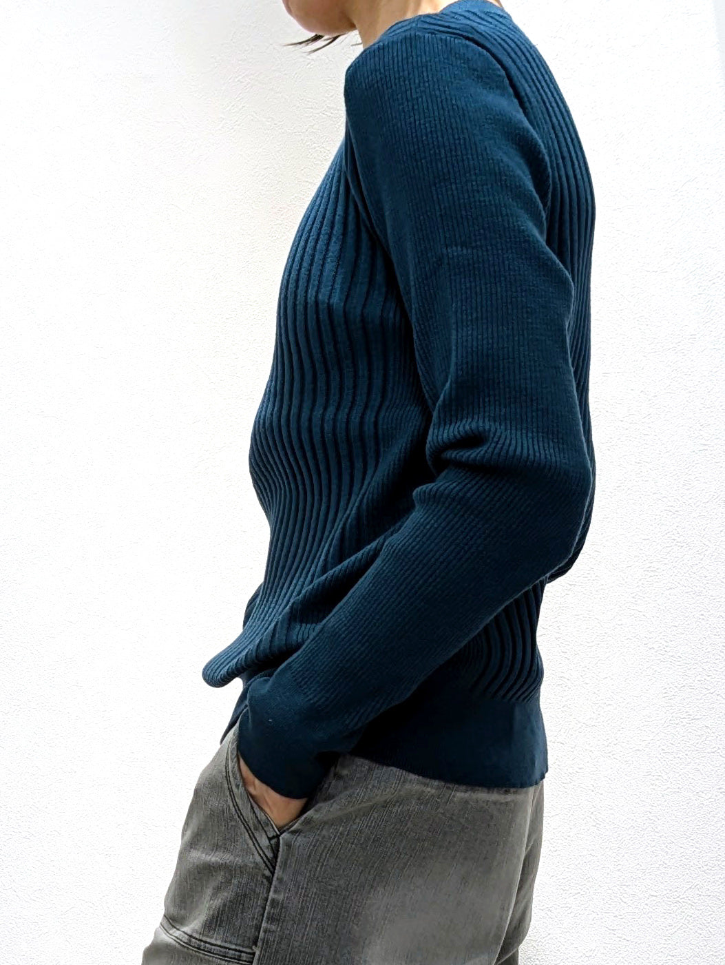 Non-tingling V neck rib knit