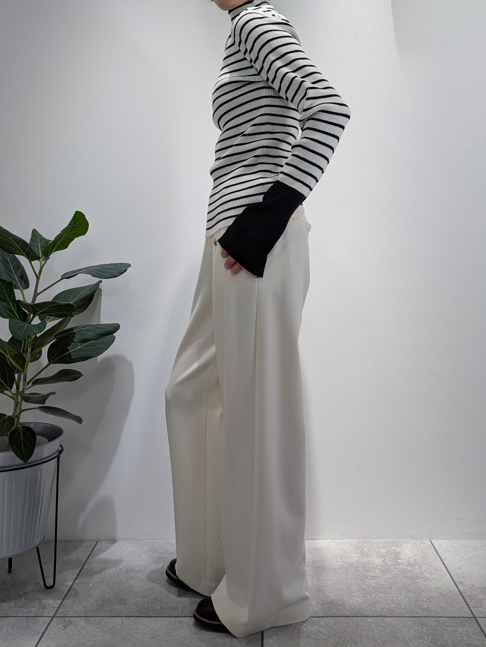 Bicolor sleeve bottle neck rib knit