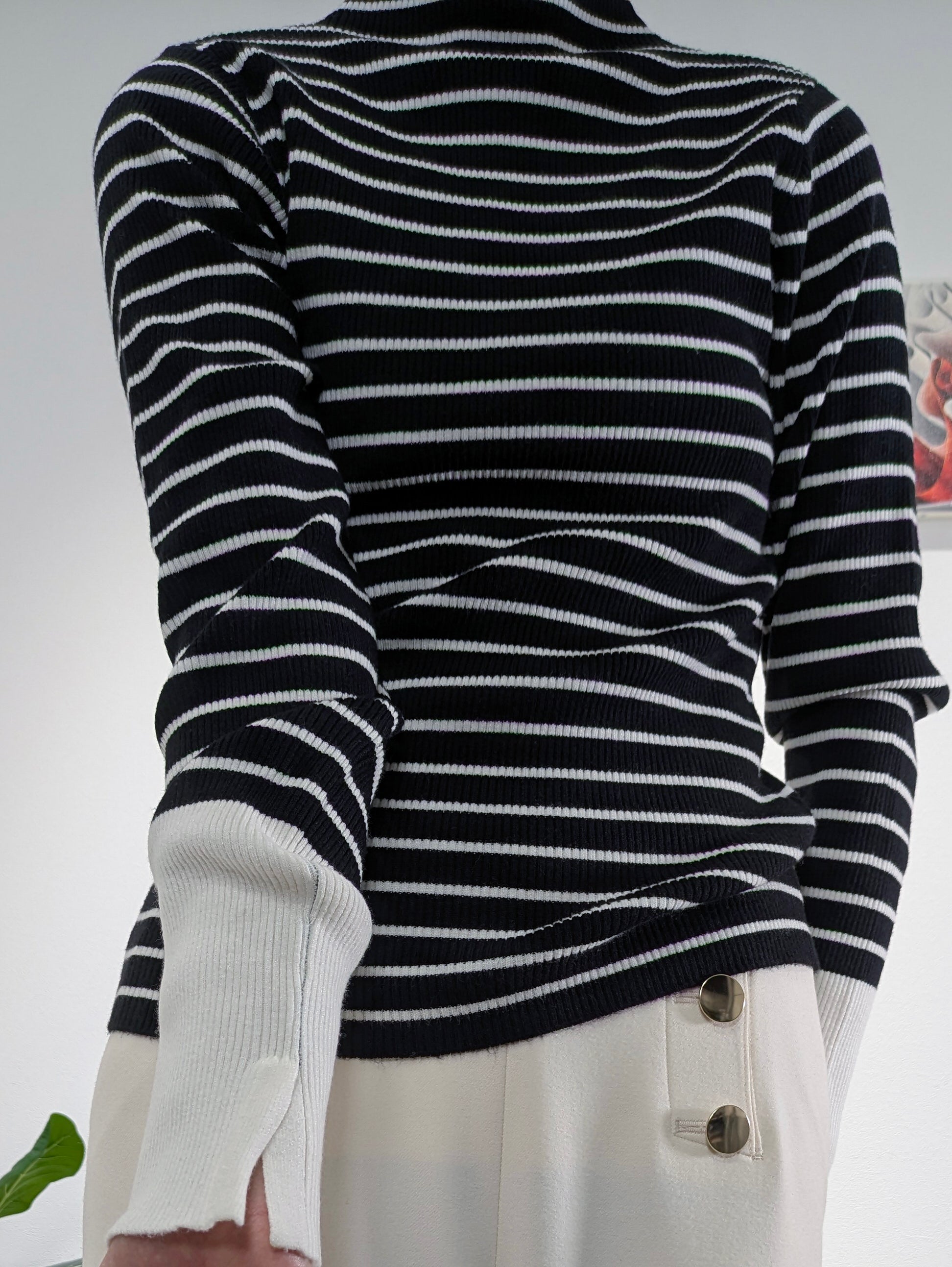 Bicolor sleeve bottle neck rib knit
