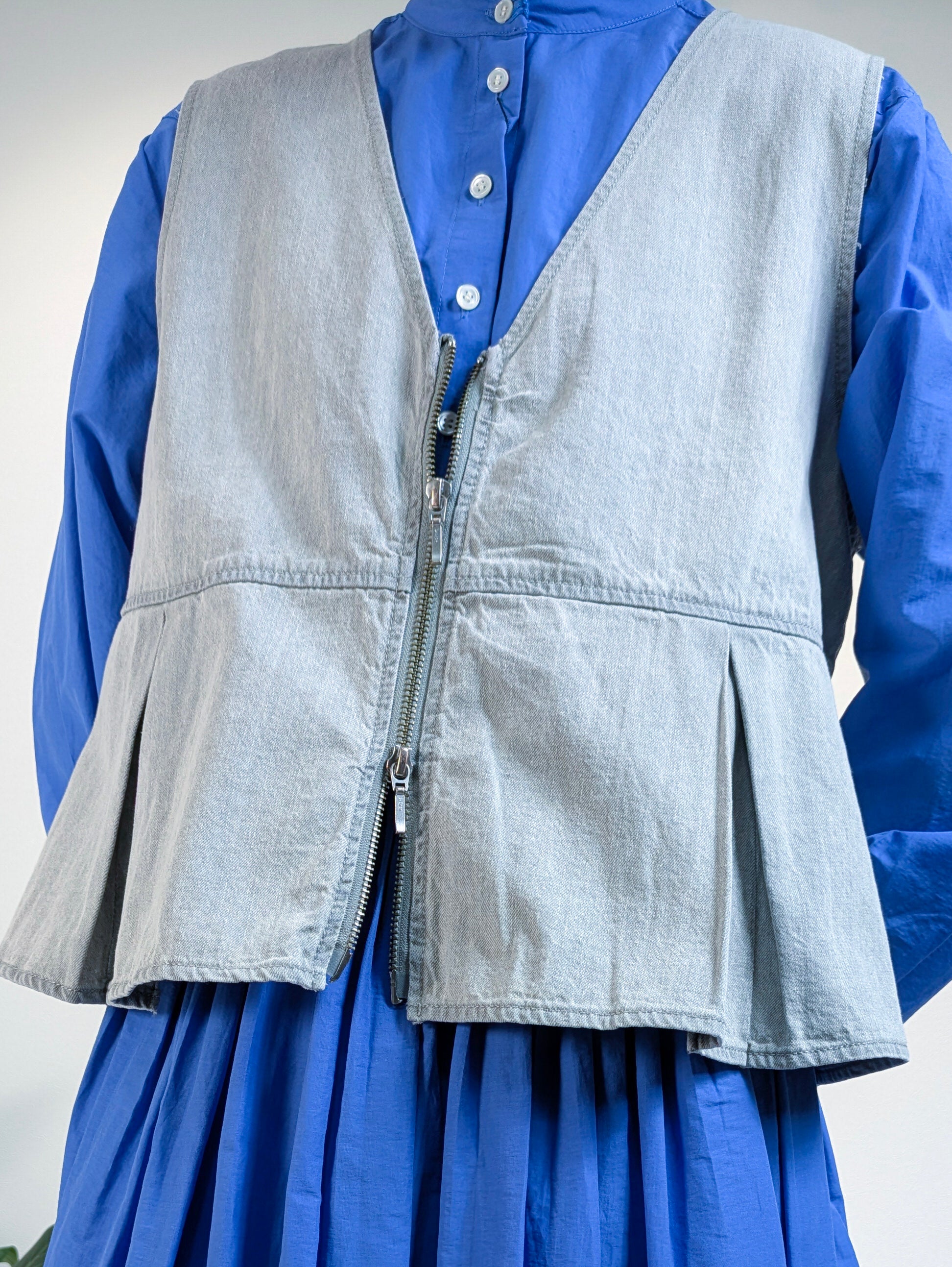 デニムペプラムジレ