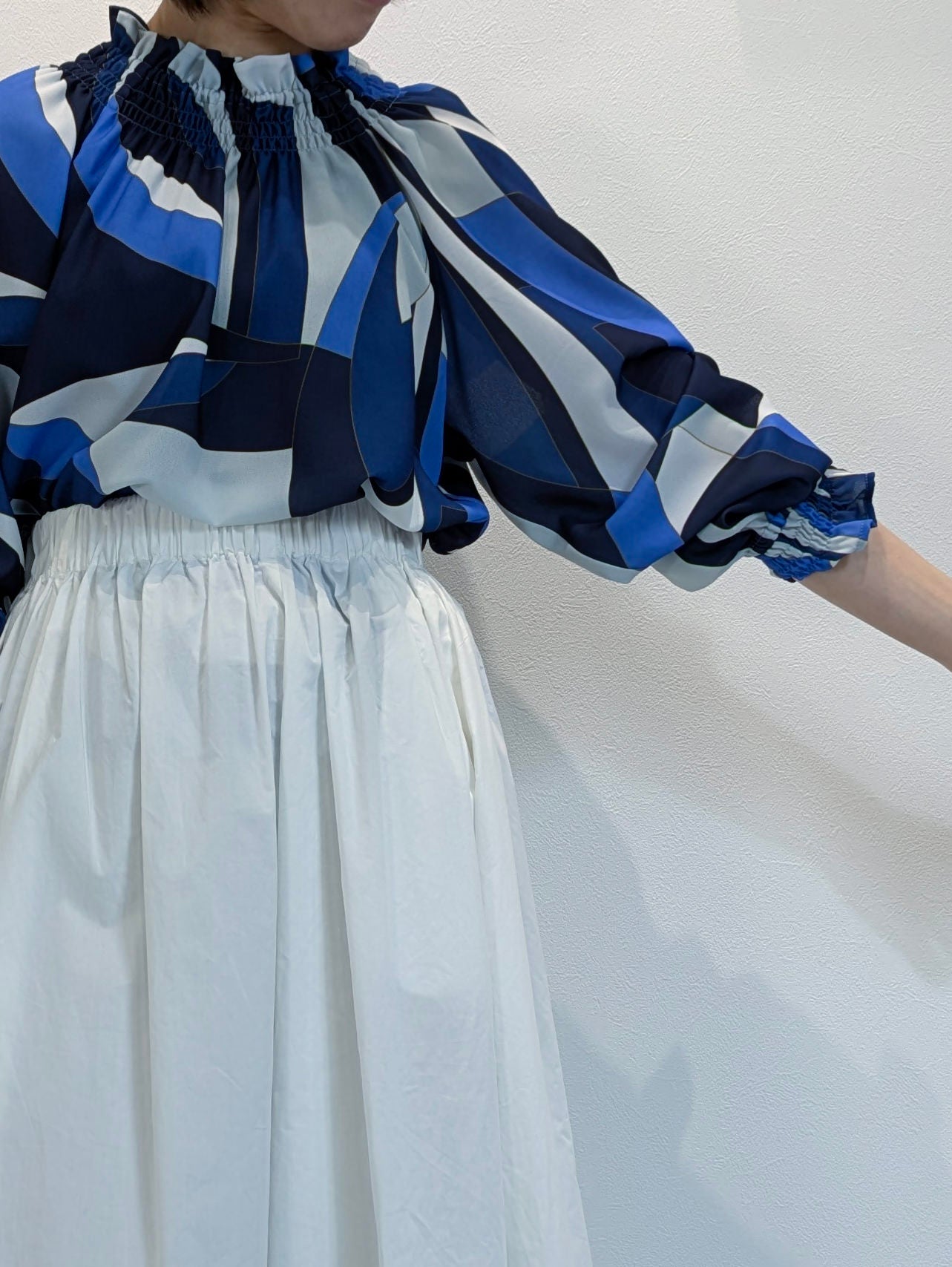 シャーリングネックブラウス