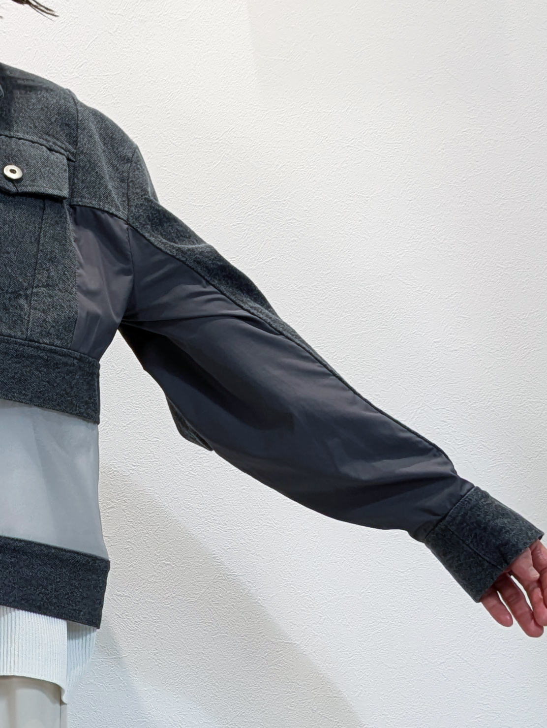 サイドや袖下には、別地の配色切り替え