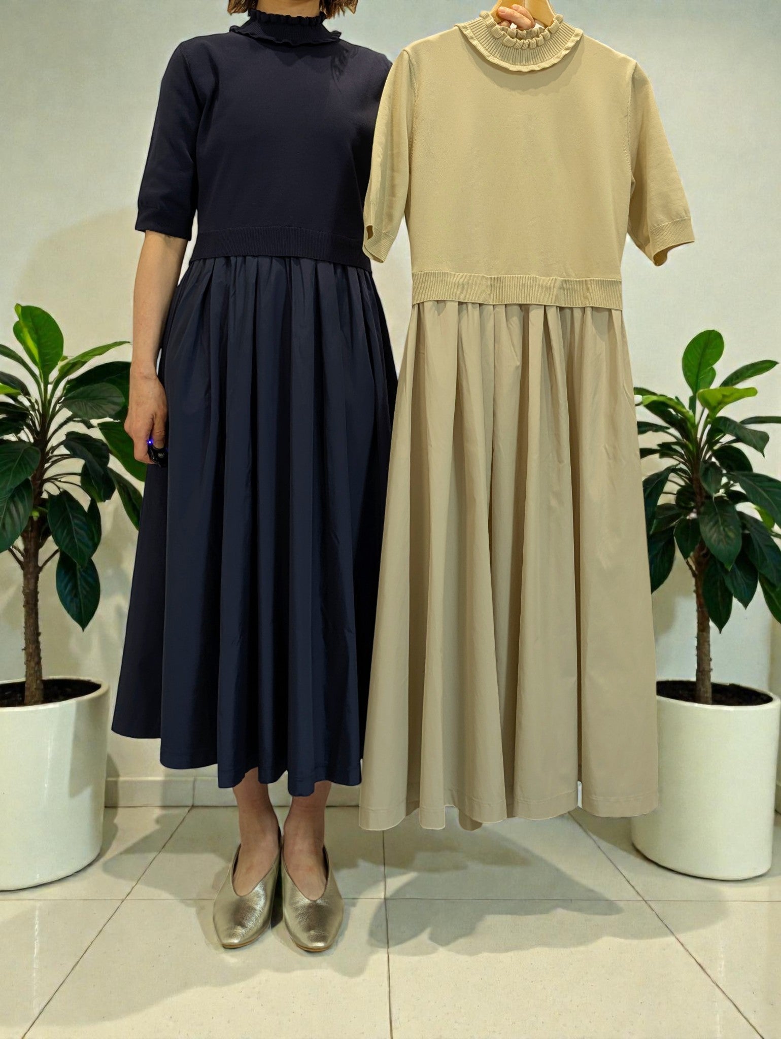 色は右から#A beigeと#B navyの2色展開