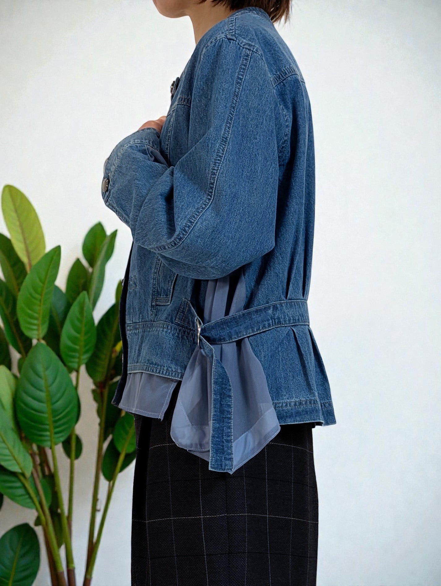 脇のベルトでシルエットを変えれます