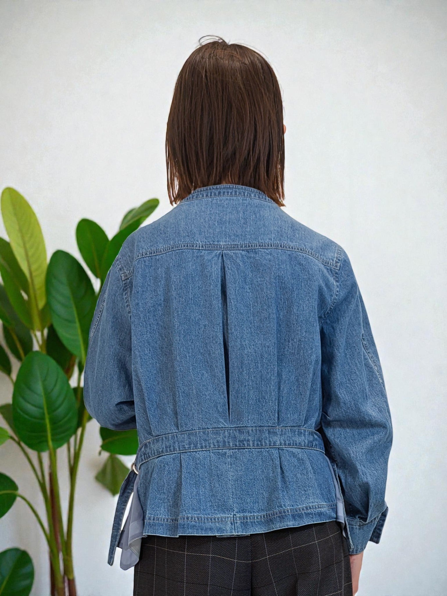 後ろ長めのペプラムデザイン