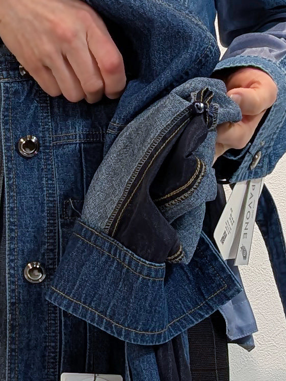 袖の内側ボタンで立体的なタックデザインに