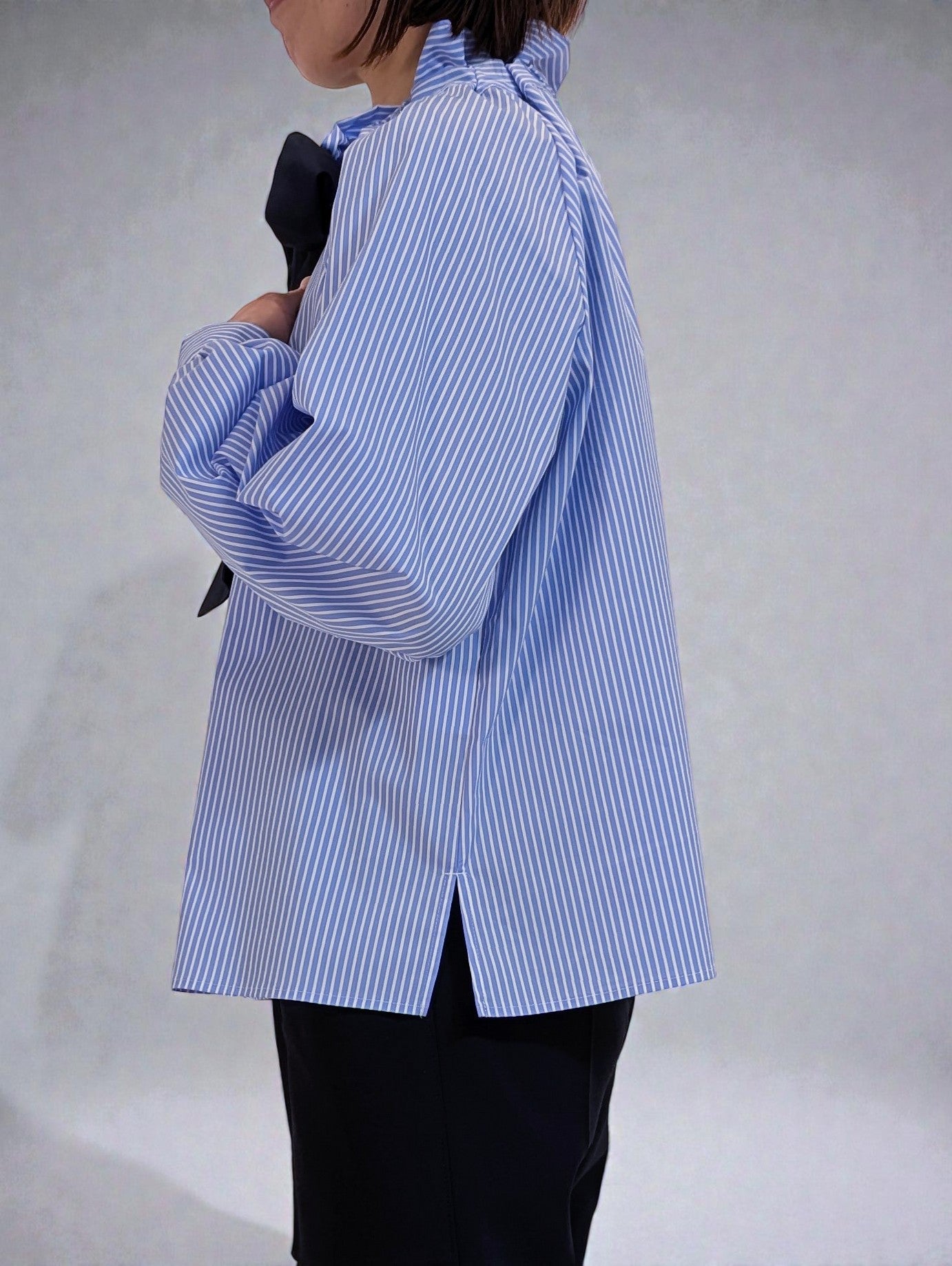 サイドのスリットで前だけインも簡単に