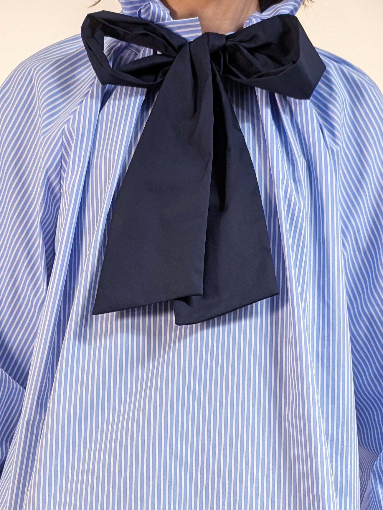 リボンで襟ぐりの調整も可能で、アレンジ自在