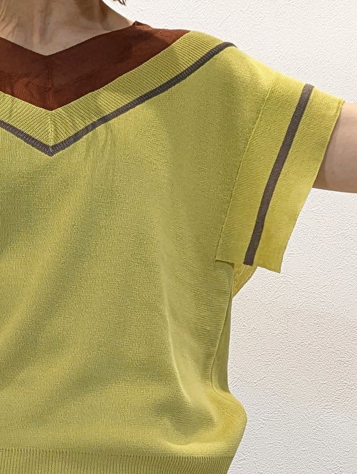 レイヤードネックトリコロールニット