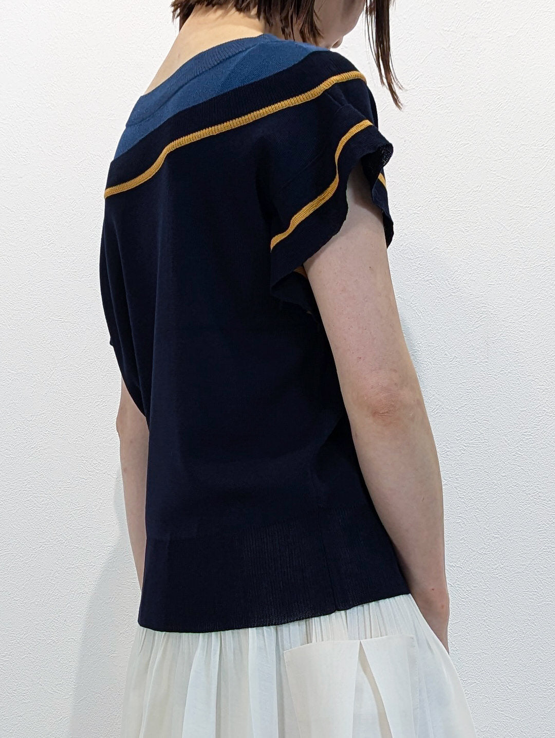 レイヤードネックトリコロールニット