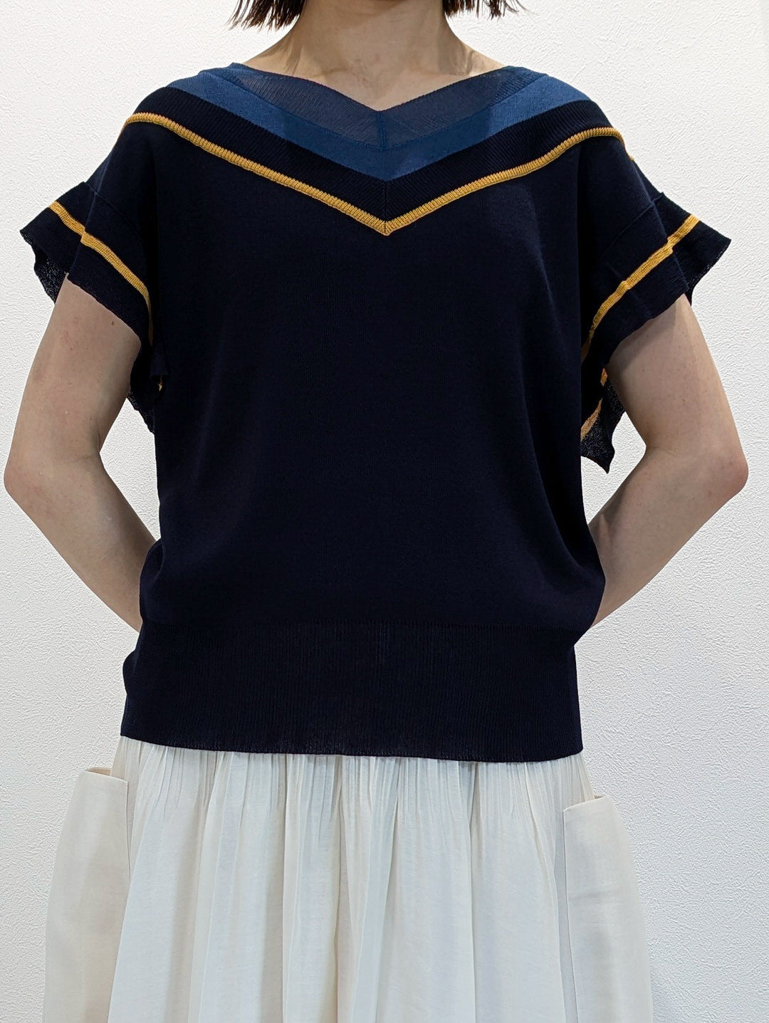 レイヤードネックトリコロールニット
