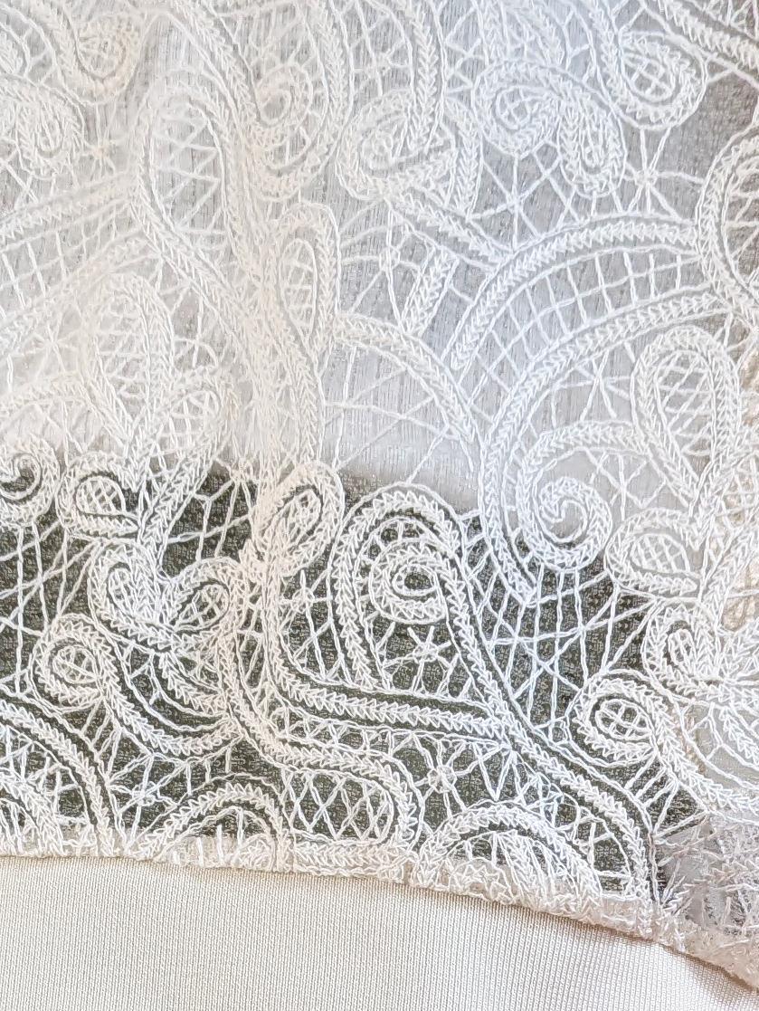 ペイズリー刺繍ブラウス